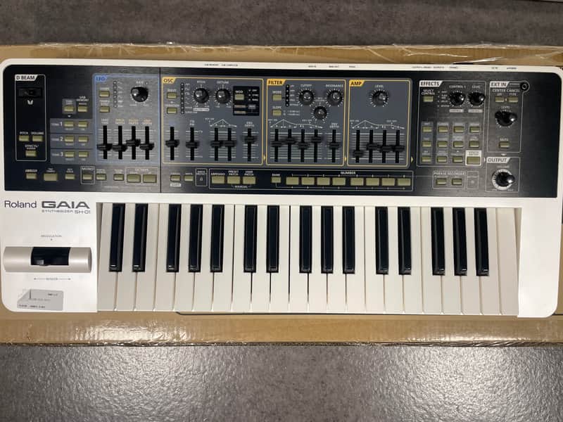 Roland SH-01 GAIA 37-Key Digital Synthesizer 2010 - 2012 - White image 1