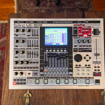 Roland MC-909 Groovebox 2010s - Silver