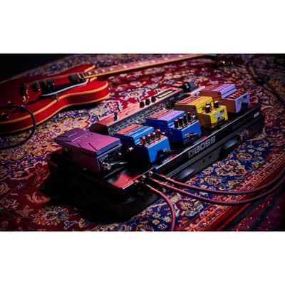Boss BCB-1000 Suitcase-Style Pedal Board with Heavy-Duty Molded Design, Retractable Handle, and Wheels (Black) image 7