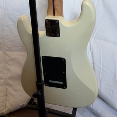 Fender "Squier Series" Standard Stratocaster with Maple Fretboard 1992 - 1996 - Arctic White image 5