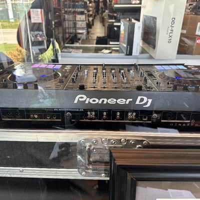 Used pioneer RZX Dj Controller w/ 3 screen and 2 laptop controller with live in prox case image 2