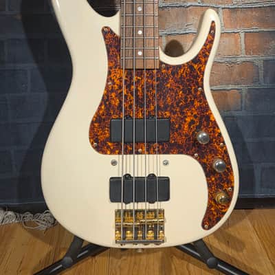 Peavey USA Axcelerator Plus 4-String Bass Vintage White image 5