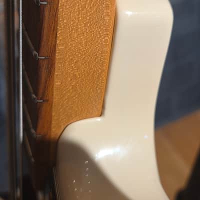 Peavey USA Axcelerator Plus 4-String Bass Vintage White image 11