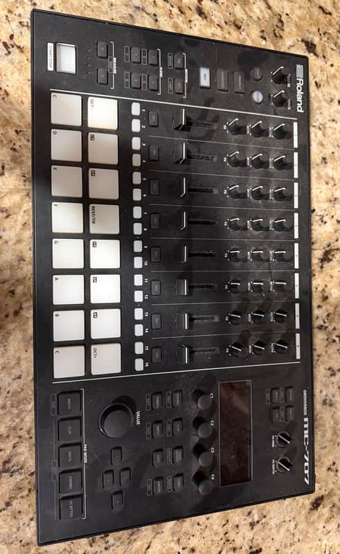 Roland MC-707 Groovebox