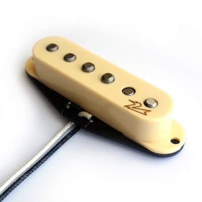 Fuzzy Duck™ Gold Series Single Coil Pickups for Stratocasters (Bridge) - Black with Logo image 5