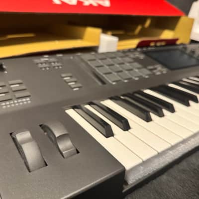 Akai MPC Key 61 Standalone Workstation Synthesizer 2022 - Present - Black image 2