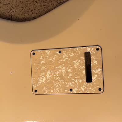 Musikraft Stratocaster body 2024 - Olympic White Nitro with vintage checking image 3