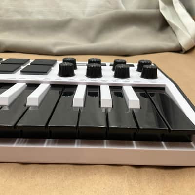 Akai MPK Mini MKII 25-Key MIDI Controller 2014 - Present - White with Black Keys Very Clean image 6