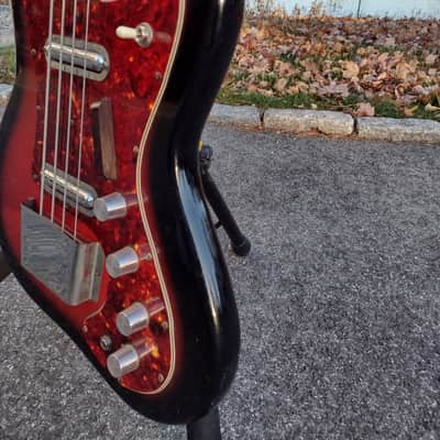 Silvertone Hornet Bass 1966 Red Burst image 3