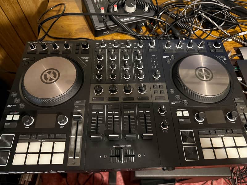 Native Instruments Traktor Kontrol S4 MK3 2018 - Black