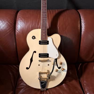 Yamaha AES1500 White with case image 1