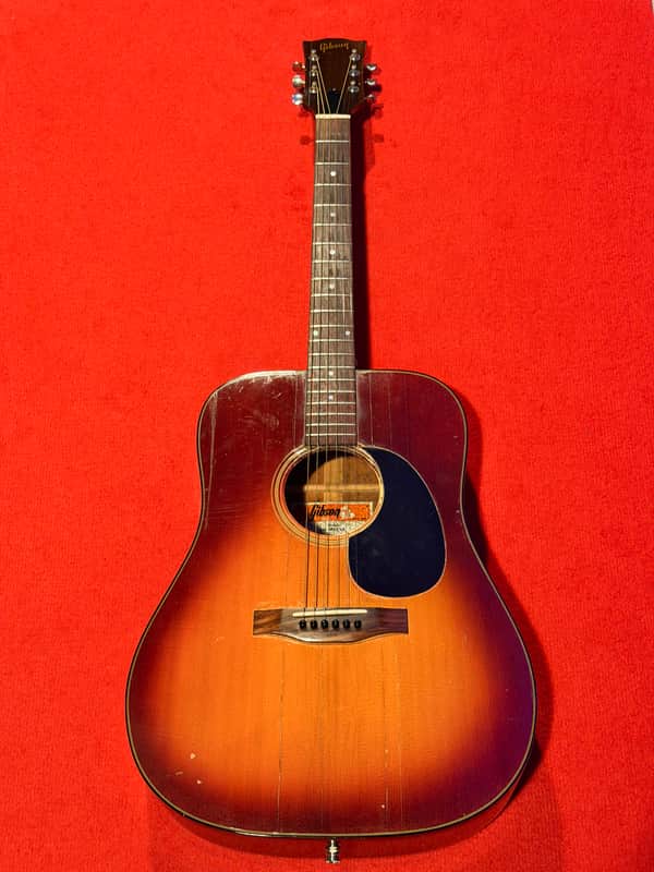 Gibson J-45 Deluxe 1969 - 1982 - Cherry Sunburst