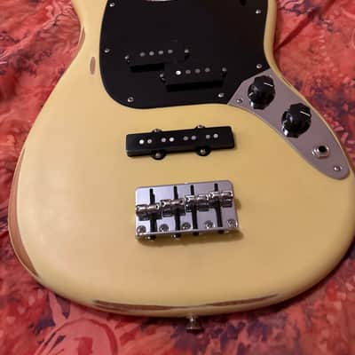 Fender Player II Mustang Bass PJ 2024 - Present - Hialeah Yellow image 4
