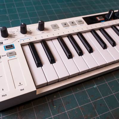 Arturia KeyStep 37 MIDI Controller v1 - White image 2