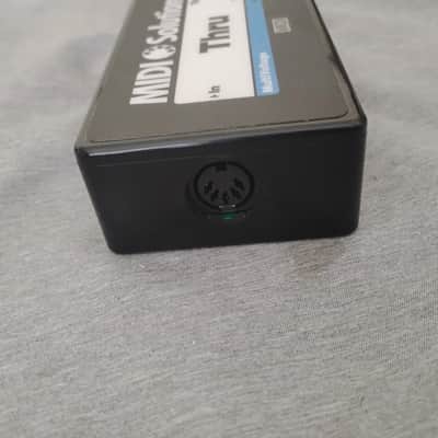 MIDI Solutions MIDI Solutions MultiVoltage Thru 1-in 2-out MIDI Through Box 2000’s - Black image 2