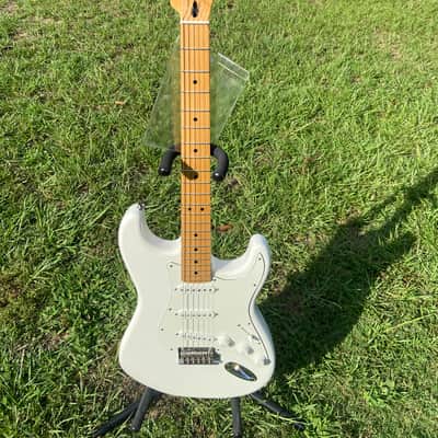 Fender Player Stratocaster 2018 - White w/ gigbag image 1