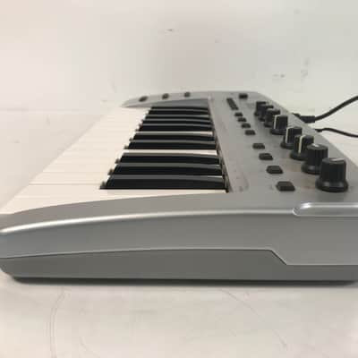 M-Audio O2 25-Key Ultra-Thin Mobile USB MIDI Controller image 6