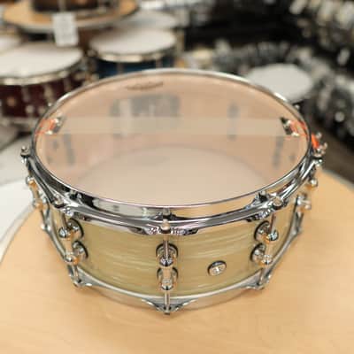 Pre-Owned Pearl Music City Custom 5.5x14" Masters Maple Reserve Snare Drum (Nicotine White Marine Pearl) image 3