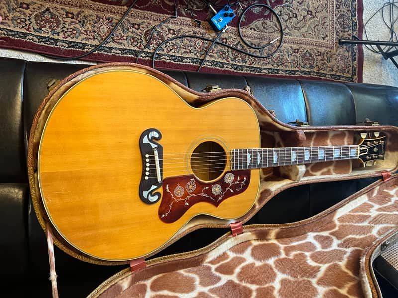 Gibson J-200