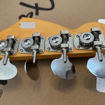 Fender Vintera '60s Mustang Bass 2022 3-Color Sunburst image 7