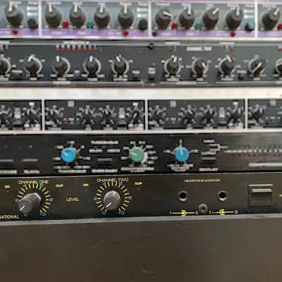 AB International Professional Series 200 Power Amp image 2