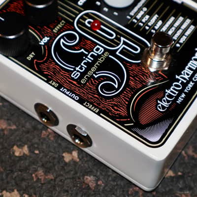 Electro-Harmonix String9 String Ensemble 2022 - Present - White / Brown Graphic image 6