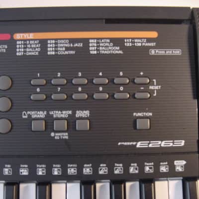 Yamaha PSR-E263 61-Key Portable Keyboard 2017 - Present - Black image 4