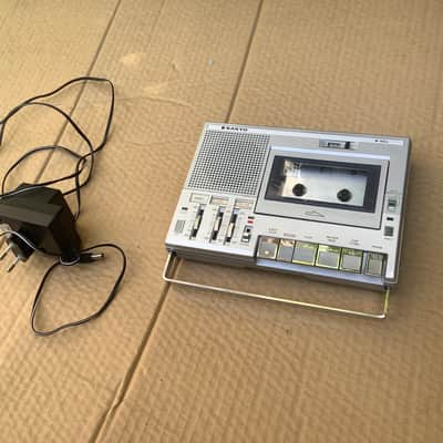 Sanyo Sanyo M-A5LL Portable cassette tape player recorder with pitch speed control and build in speaker Japan vintage image 2