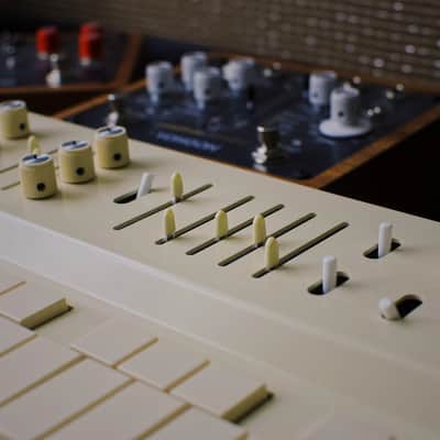 Vongon REPLAY polyphonic synthesizer with multi-mode arpeggiator image 6