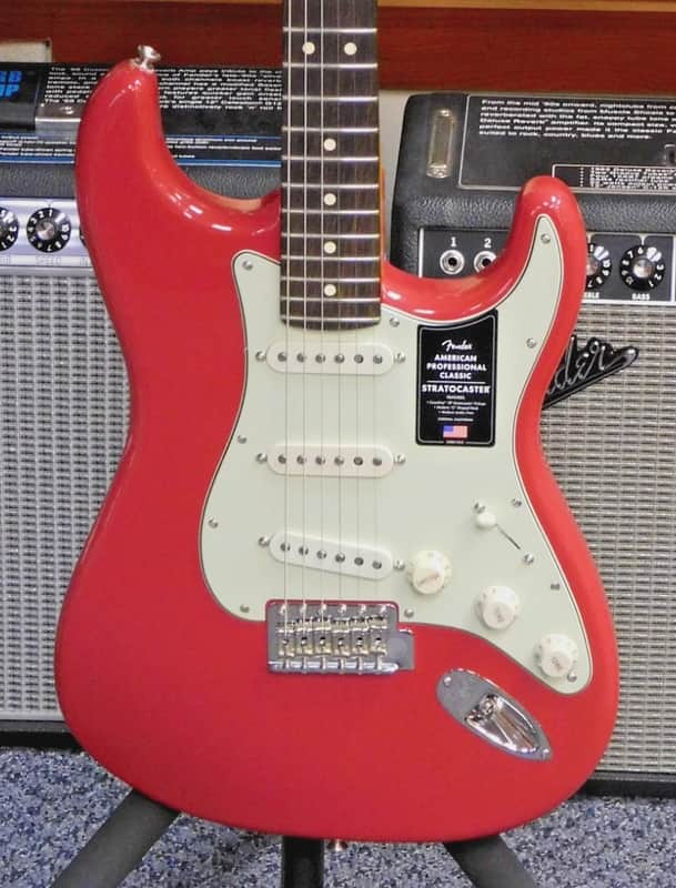 2025 Fender American Professional Classic Stratocaster Electric Guitar w/Gig Bag! Dakota Red! VERY NICE!!!