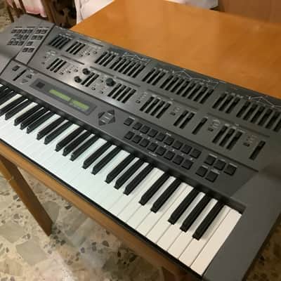 Roland JD-800 61-Key Programmable Synthesizer 1991 - 1995 - Carbon