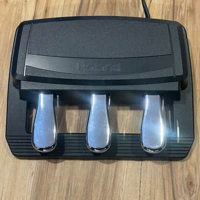 Roland V-Stage 88 Piano with Triple Pedal image 4