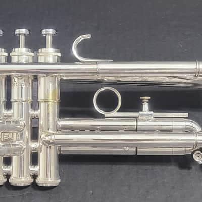 Getzen Eterna 900 Severinsen Model Trumpet,2 mouthpieces ,2 mutes and Original case 1968-1970 - Silver plated image 2
