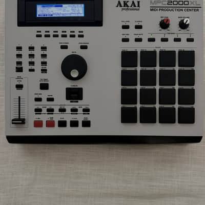 AKAI MPC2000XL MCD-EB16 EFFECTS- 8 OUTS - 32MB RAM