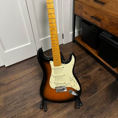 Fender American Deluxe Stratocaster V-Neck with Maple Fretboard 2004 - 2010 - 2-Color Sunburst image 2