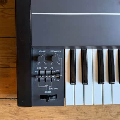 Roland Juno-106 + Flight Case (1984) Mint ! image 11