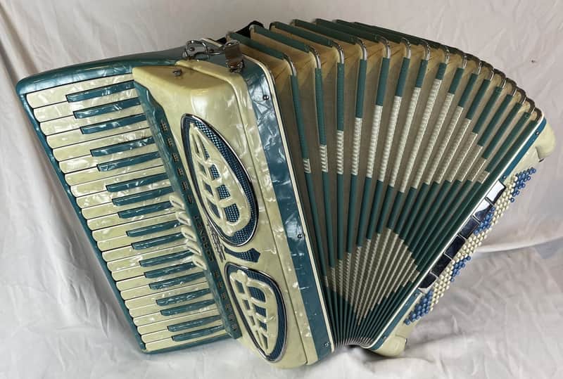 7789 - Glacier Frost Coronet Piano Accordion LMM 41 120 image 1