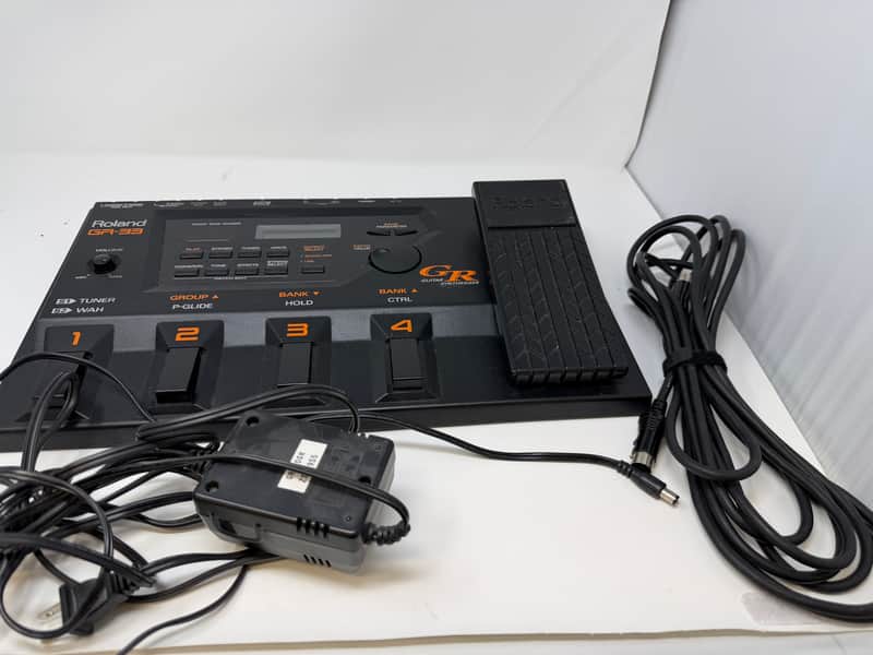Roland GR-33- Comes with 13 pin cable/pickup- Black image 1