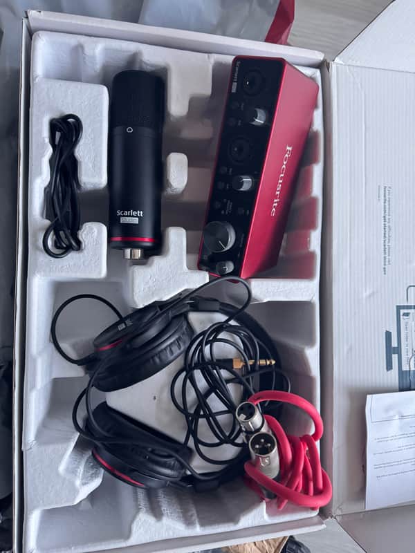 Focusrite Scarlett 2i2 Studio 3rd Gen USB Recording Bundle