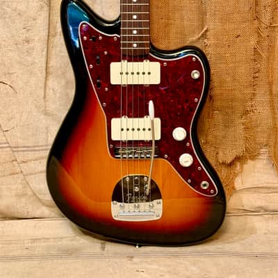 Fender Traditional 60's Jazzmaster 2023 - 3 Tone Sunburst image 3