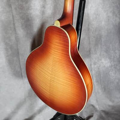 Es ist eine Mandoline von Höfner, Modell Jazz Mandoline 542 Cateye cherry burst image 3