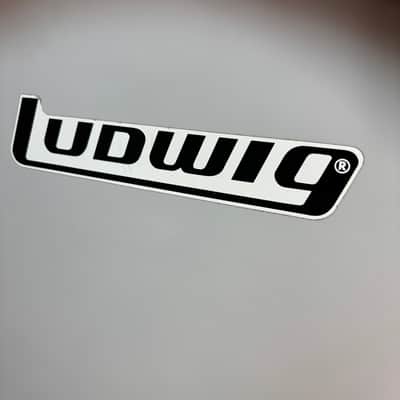 Ludwig Classic Maple 26” Marching Bass Drum 26” x 14” - White image 4