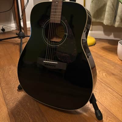 Yamaha F370 Acoustic Guitar in Black Gloss Finish image 4