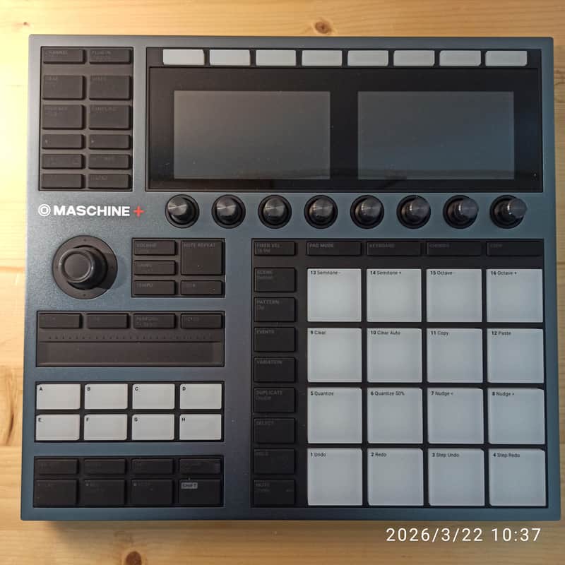 Native Instruments Maschine Plus with softcase Bild 1