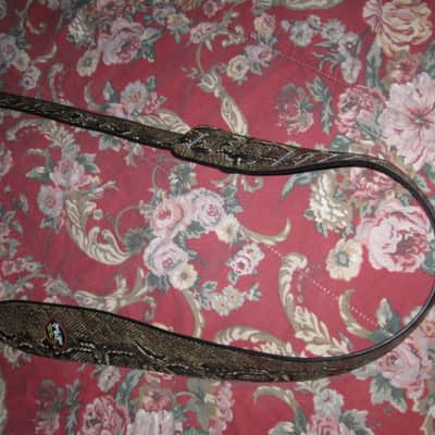 lite use RockYou (Rock You) PU Faux Leather Snakeskin Pattern Guitar Strap (front: brown, tan, black pattern) (back: black) reversible - main part of strap 2 & 3/4" wide, belt part 1 & 1/4" wide [polyurethane leather] Adjustable Length from 44" to 53" image 23