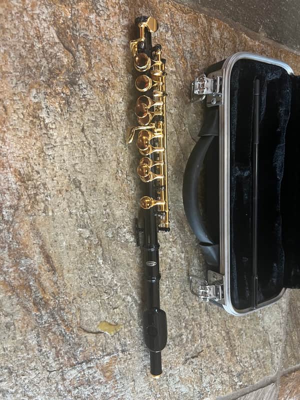 Piccolo with gold color keys,  with case image 1
