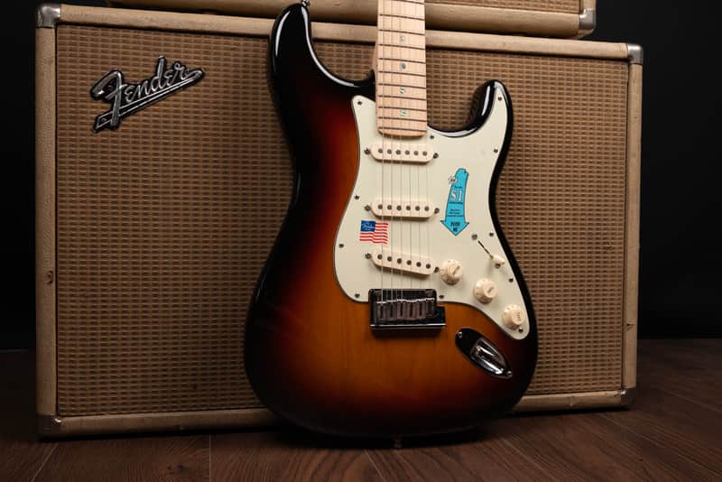 2009 Fender USA American Deluxe Stratocaster - in 3 Tone Sunburst