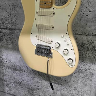 Fender Stratocaster Elite 1983 Made in United States Electric Guitar with Case - Artic White image 2