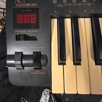 Evolution MK-261 MIDI Keyboard Controller – 61 Keys, Pitch/Mod Wheels, Fully Working image 3