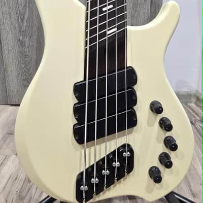 Dingwall ABZ 5 2023 - Vintage matte White image 3
